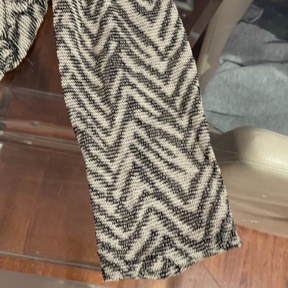 St John Small off shoulder gray white blouse - Picture 3 of 6